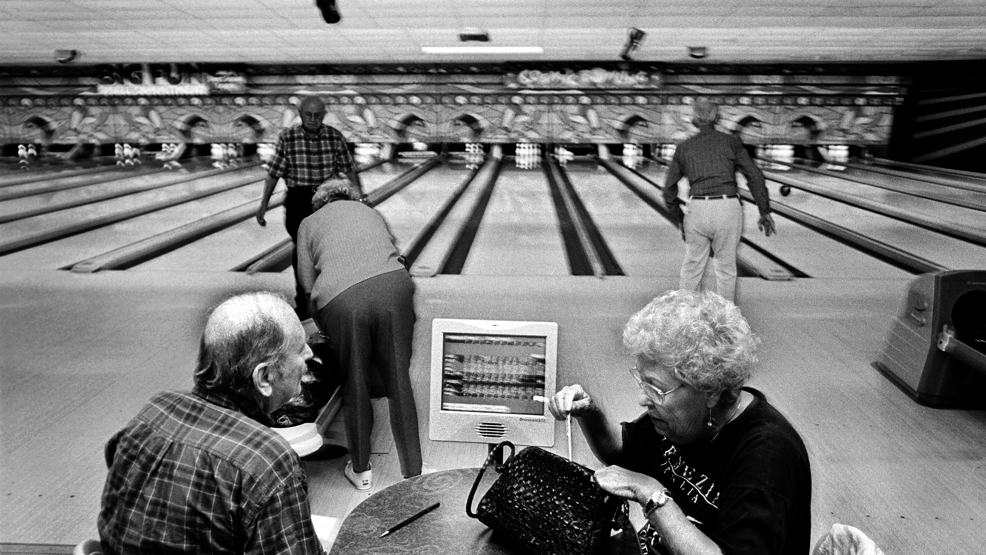Archiefbeeld van bowlende senioren in Coconut Creek, Florida, in 2001. Politicoloog Robert Putnam ontdekte onder meer dat Amerikanen niet langer in bowlingclubs bowlden, maar alleen. Het sociaal kapitaal in de samenleving was onder druk komen te staan.