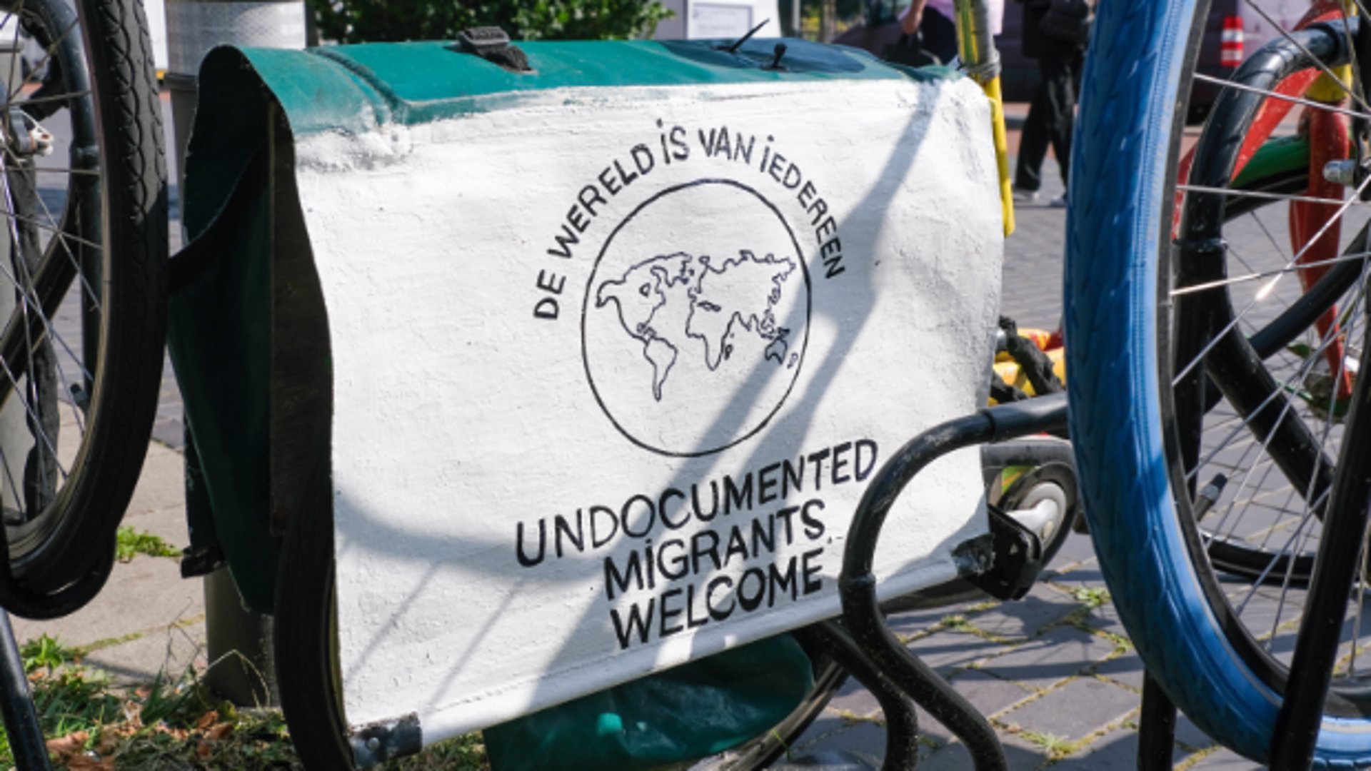 'Undocumented migrants welcome'.