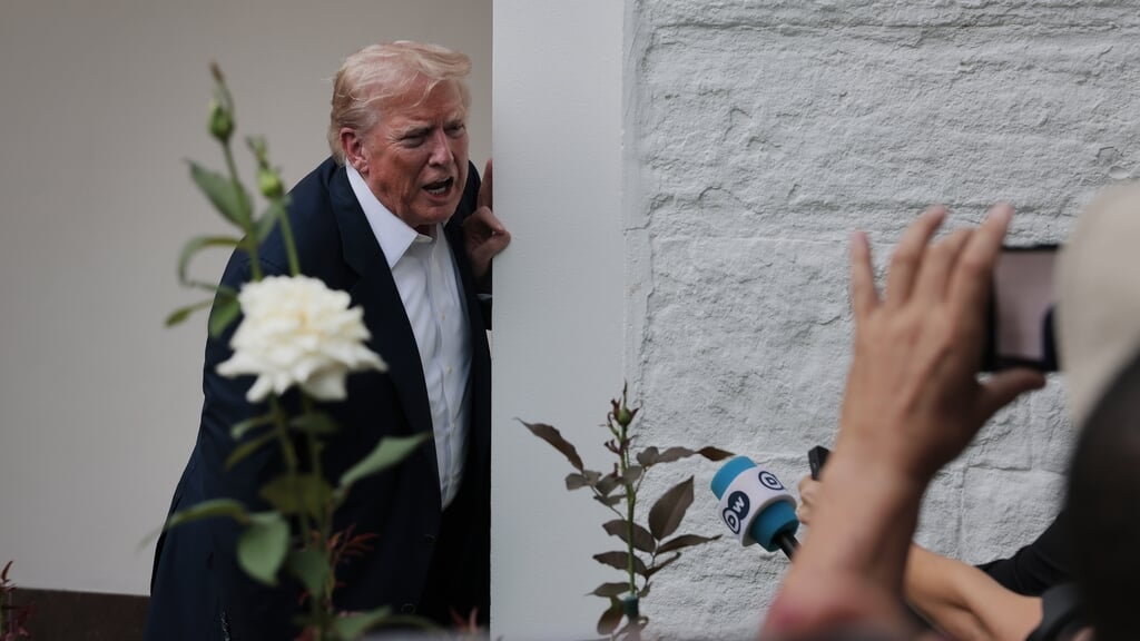 President Donald Trump praat met de pers in de Rozentuin van het Witte Huis na terugkeer van zijn bezoek aan Schotland, waar hij de EU een importheffing oplegde van 15 procent.