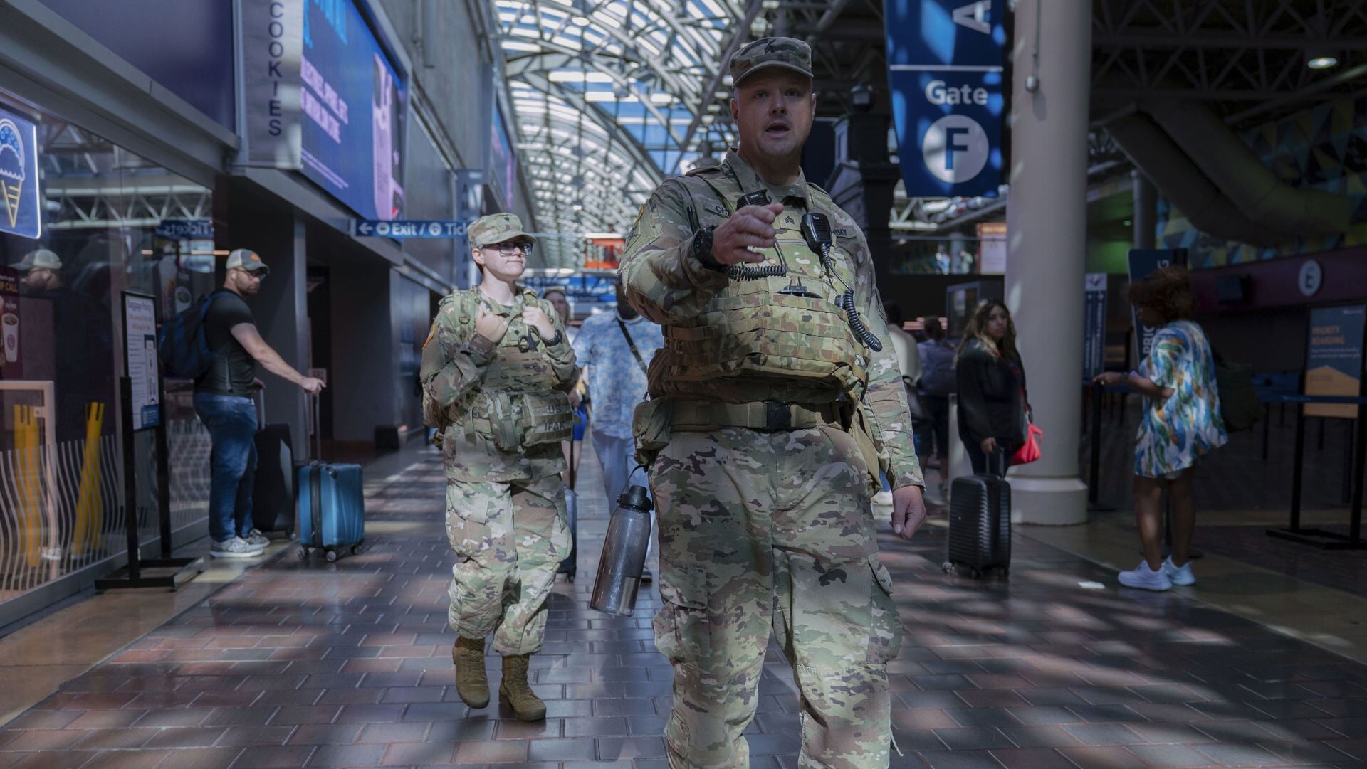 Leden van de Nationale Garde van het District Columbia patrouilleren in het treinpassagiersgebied in Union Station. ‘Kom je thuis na een lange dag werken, staan ze je te intimideren, om je stad 'veiliger' te maken.’