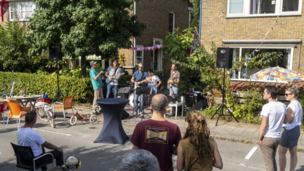 Met vage kennissen op een feestje zitten is voor veel mensen een schrikbeeld en dan melden we ons liever af. Maar gemeenschappen vallen niet uit de lucht, daar moet je in investeren.