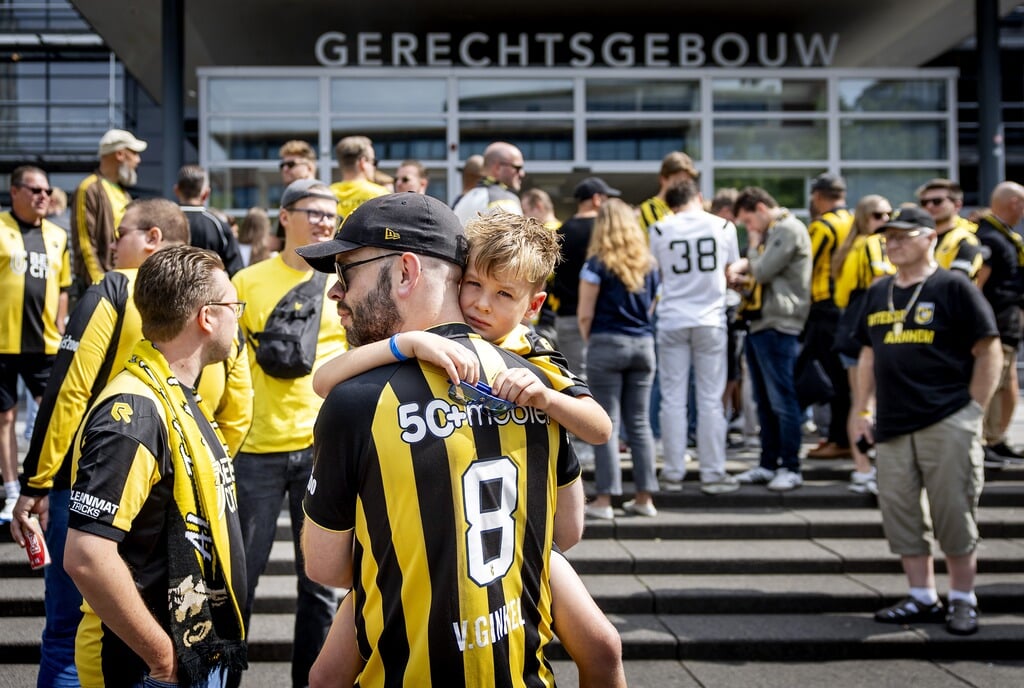  Supporters voor de rechtbank voorafgaand aan het kortgeding van Vitesse tegen de KNVB.