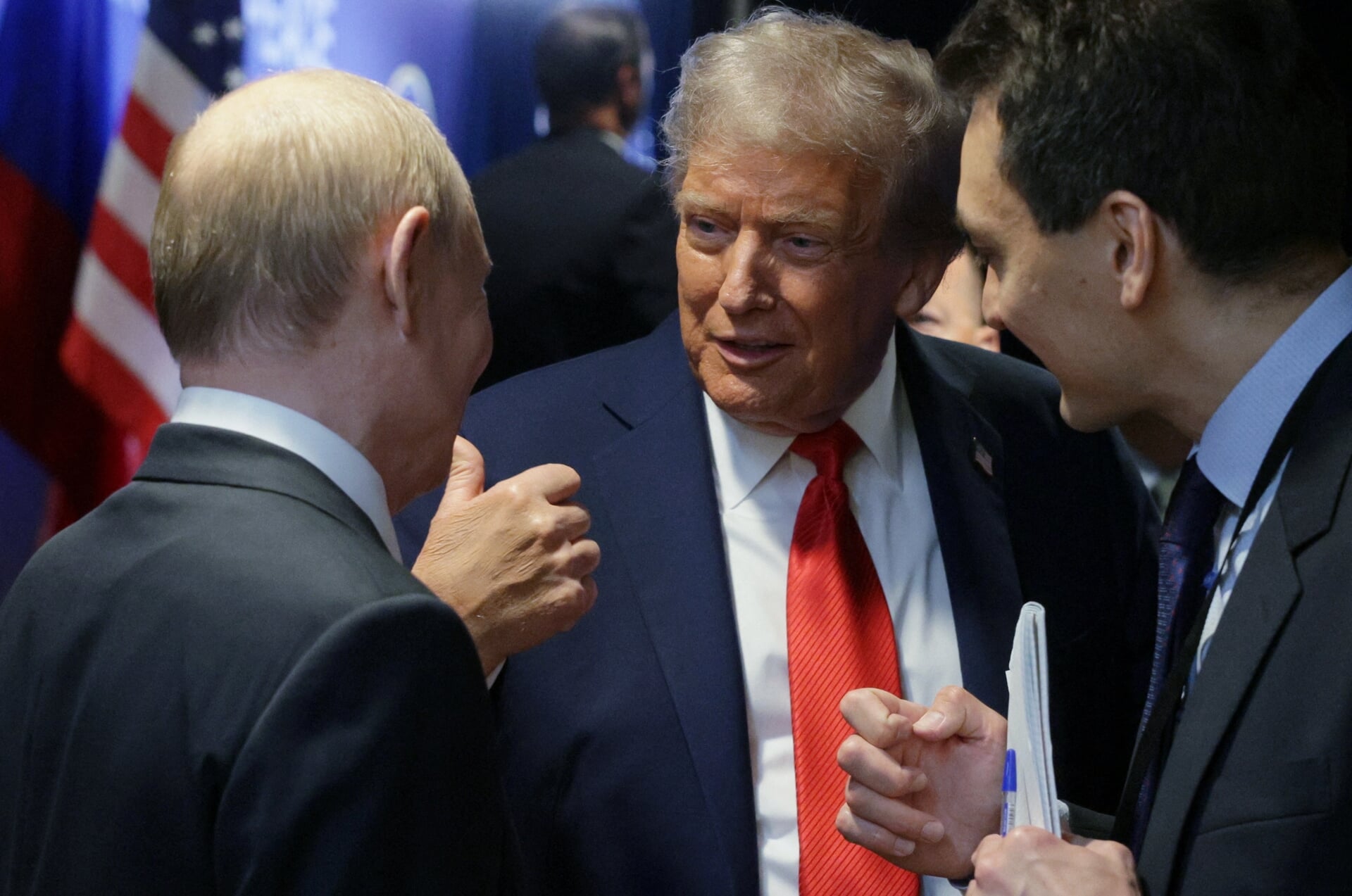 De Russische president Vladimir Poetin (l) in gesprek met Donald Trump. Het lijkt erop dat de Russische delegatie in Anchorage met enig succes heeft ingepraat op Trump.