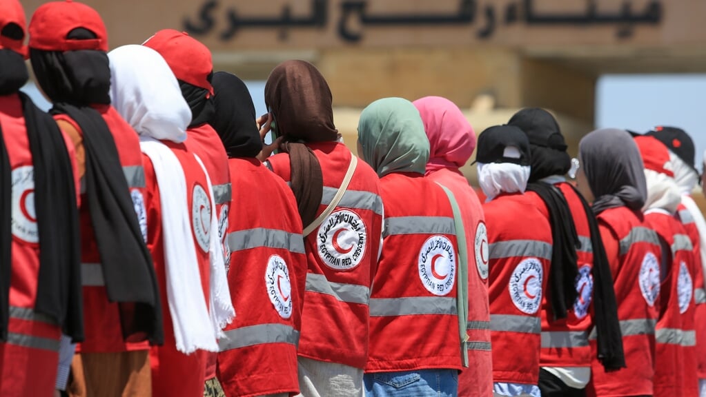 Hulpverleners van de Rode Halve Maan bij de grens Gaza-Egypte.