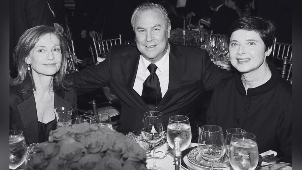 Robert Wilson met actrices Isabelle Huppert (l) en Isabella Rossellini in 2009