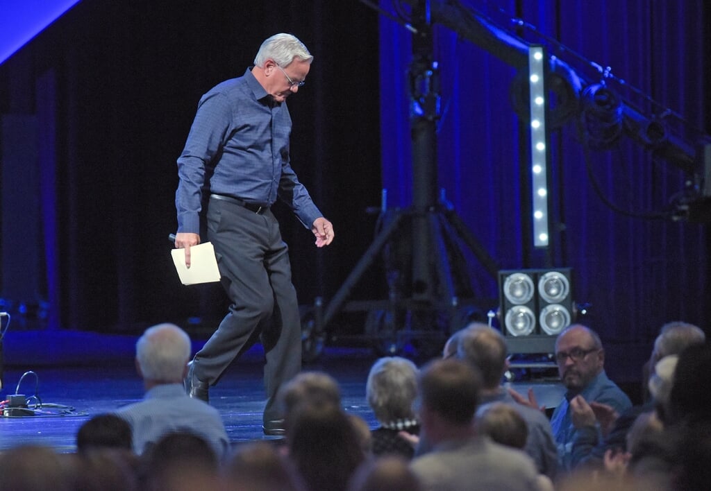 Bill Hybels verlaat het podium na zijn bekendmaking dat hij vervroegd met pensioen gaat.