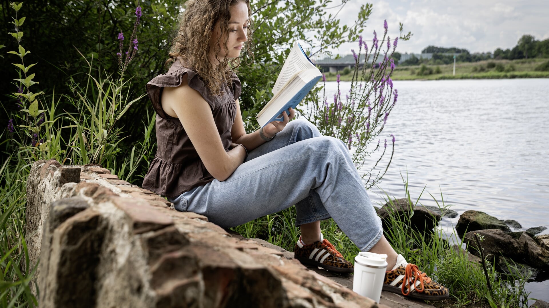 Uitgevers richten zich volgens literair agent Paul Sebes steeds meer op vrouwen tussen de 30 en 65 jaar, met boeken over relationele dynamiek, historische troost en soms wat licht psychologisch inzicht. 