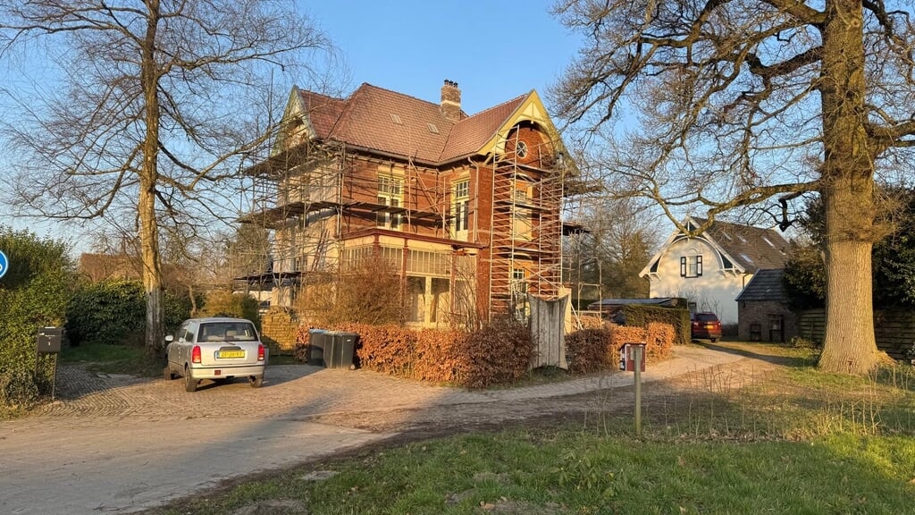 Onder de vieze, witte coating komen prachtig rode bakstenen tevoorschijn.
