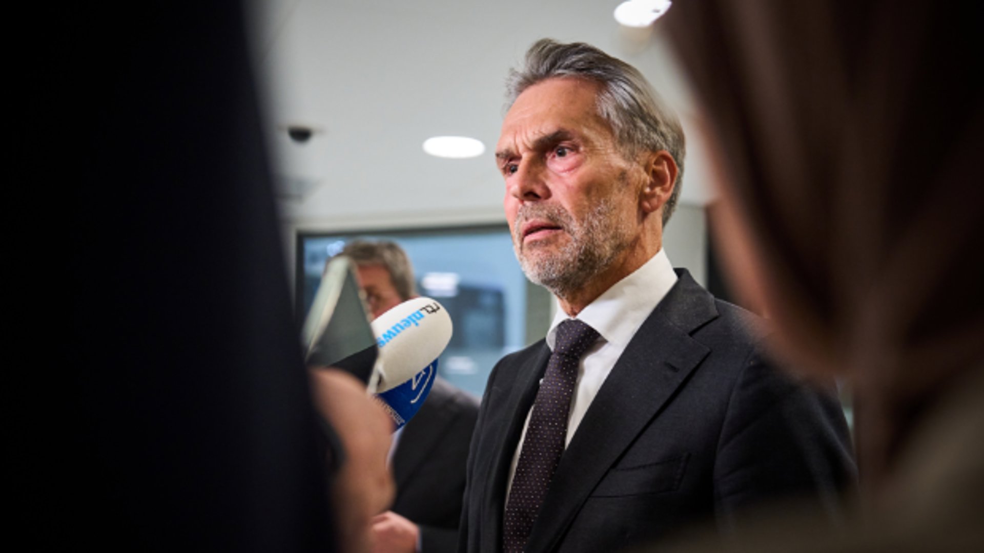 Demissionair premier Dick Schoof staat de pers te woord nadat hij in de Tweede Kamer een verklaring heeft afgelegd over het aftreden van de NSC-bewindspersonen van zijn kabinet.