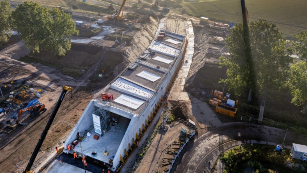De aanleg van een nieuwe verbindingsboog bij het Brabantse knooppunt Hooipolder, het laatste kruispunt in Nederland van snelwegen met verkeerslichten.