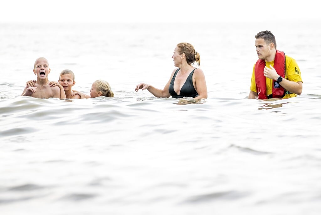 Kinderen tijdens een cursus muizwemmen van de reddingsbrigade op het strand van Noordwijk. Een mui is een geul die loodrecht op het strand staat waardoor water met veel kracht naar zee stroomt. Wie daarin terechtkomt, kan er niet tegenin zwemmen. 