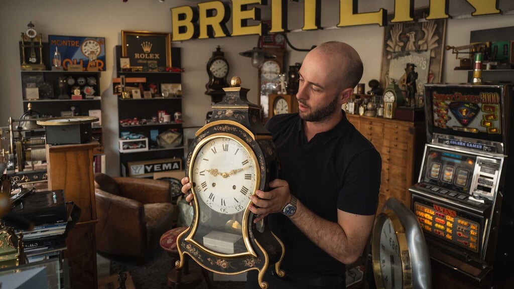 Restaurateur Gabriel Berengo in zijn atelier in La Chaux-de-Fonds.