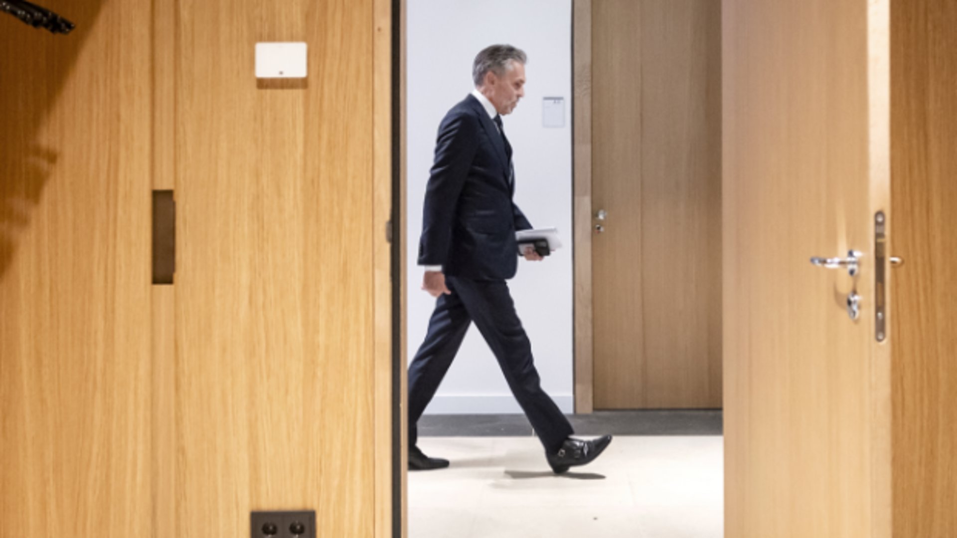 Onder leiding van demissionair premier Dick Schoof moet een uitweg gevonden worden uit de crisis waarin het landsbestuur verkeert.