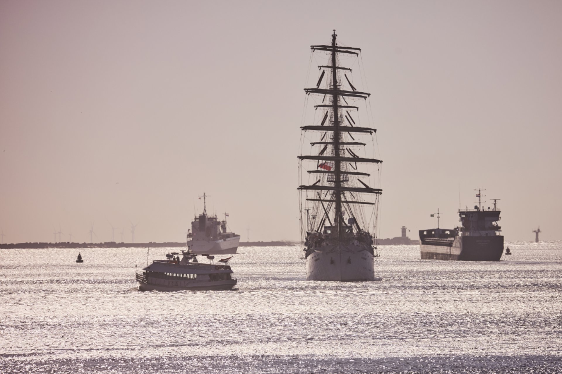 Eens in de vijf jaar vormen de havens van IJmuiden en Beverwijk het startpunt van SAIL Amsterdam.