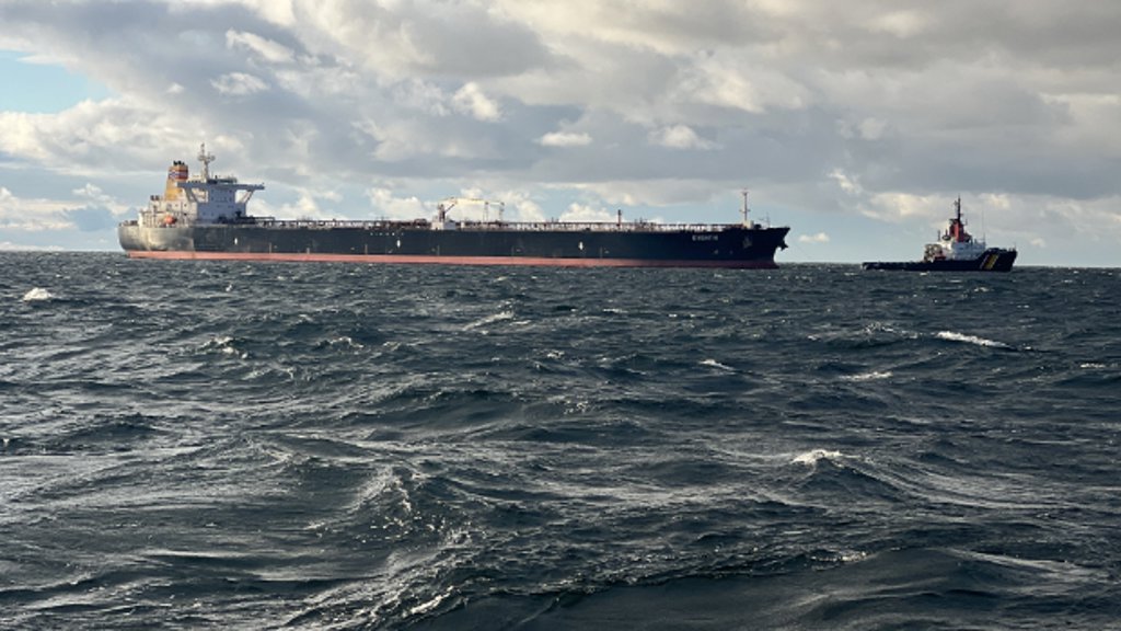 Een schip uit de Russische schaduwvloot, varend in de Baltische Zee onder de vlag van Panama.