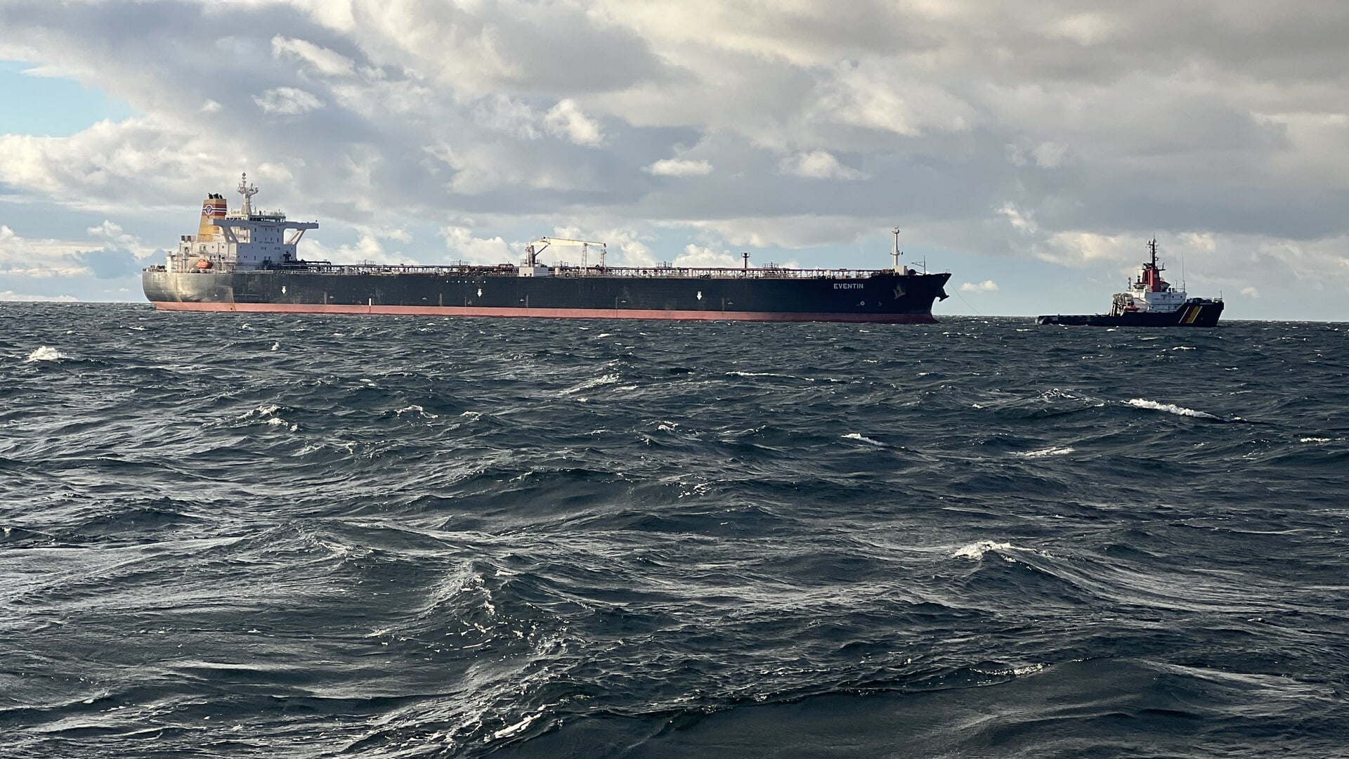 Een schip uit de Russische schaduwvloot, varend in de Baltische Zee onder de vlag van Panama.