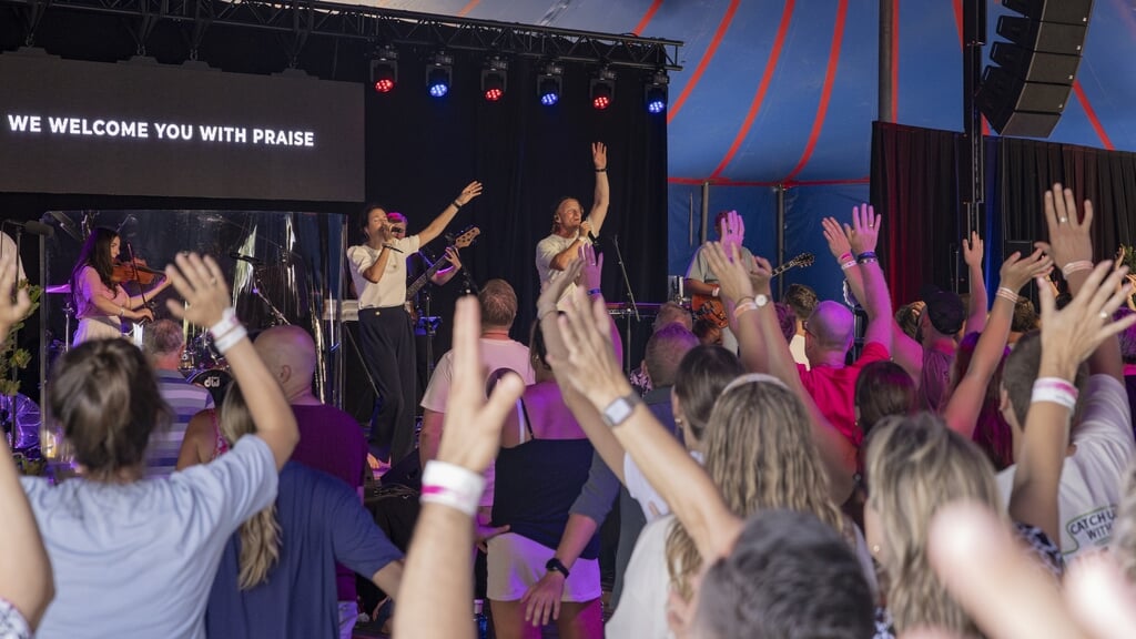 Sifra en Jafeth Bekx tijdens het Zera Worship Festival, donderdagavond.
