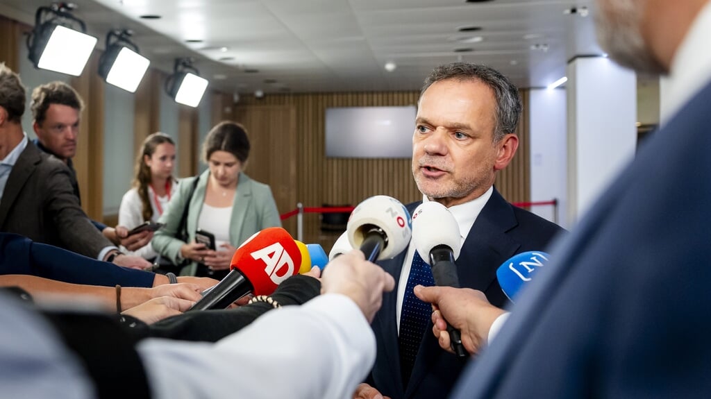 Caspar Veldkamp, demissionair minister van Buitenlandse Zaken, staat de pers te woord in het ministerie van Algemene Zaken na afloop van de ministerraad. Hij stapt op omdat hij naar eigen zeggen 'in onvoldoende mate betekenisvolle aanvullende maatregelen kan treffen om druk op Israël op te voeren'.