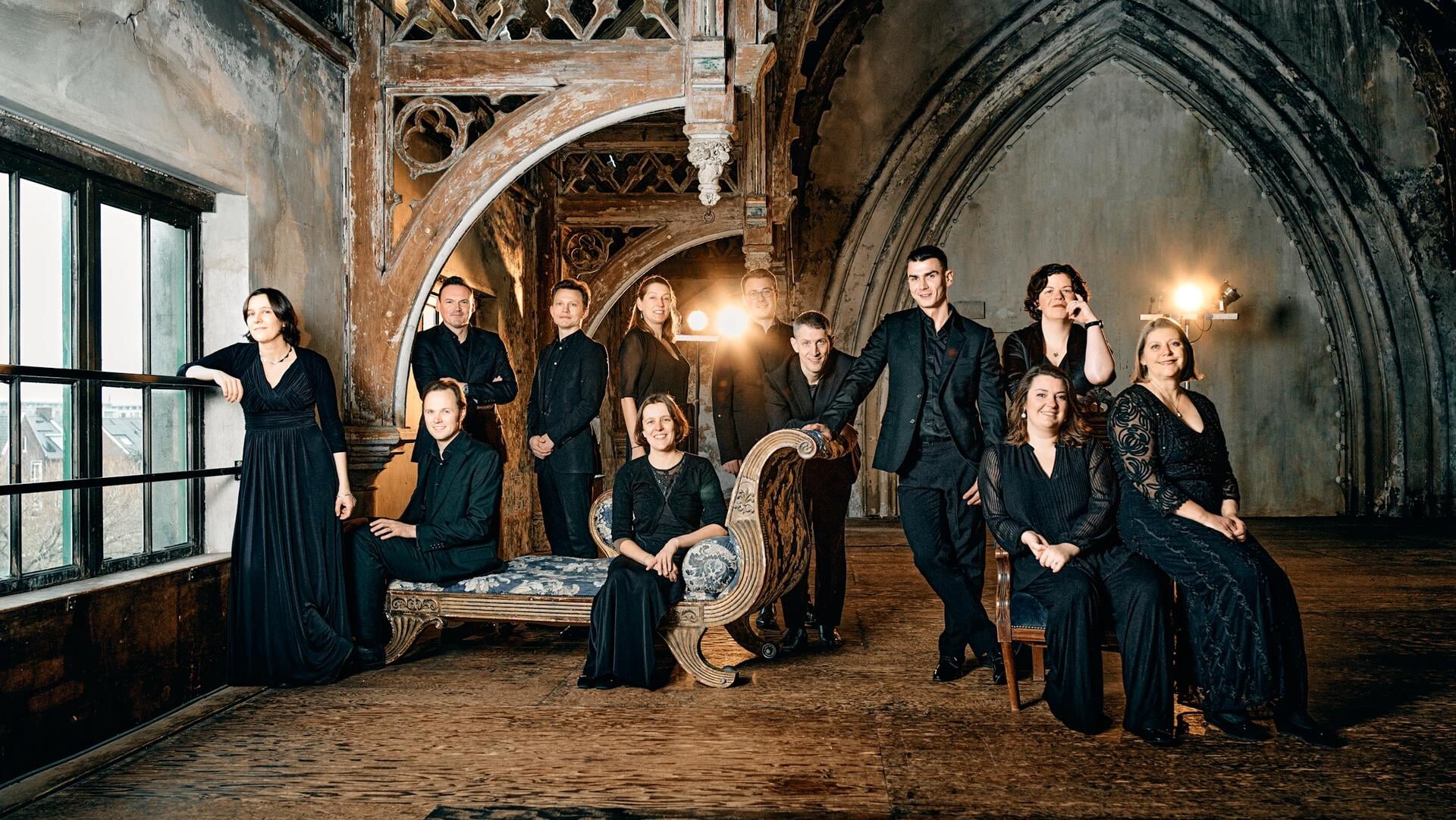 De zangers van Stile Antico vonden elkaar als studenten in hun voorliefde voor Renaissance-muziek. Kate Ashby staat links bij het raam.