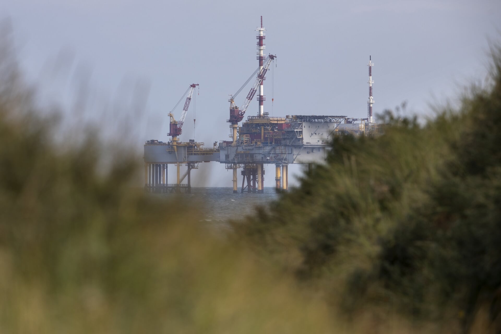Aardgasproductieplatform van de NAM op de Noordzee boven Ameland.