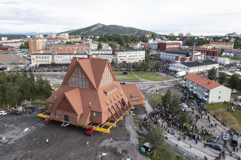 De iconische houten kerk van Kiruna, ooit verkozen tot het mooiste oude gebouw van Zweden, is op een kar geladen om vijf kilometer te worden verplaatst.