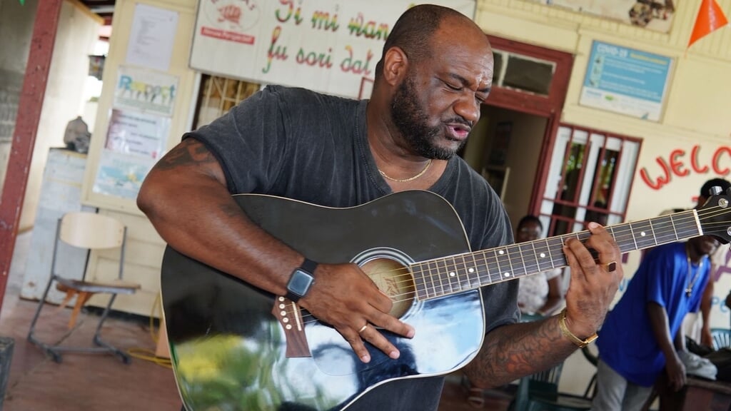 Rivelino Rigters maakt muziek met jeugdgevangenen. 'Muziek zit in het DNA van Suriname.'