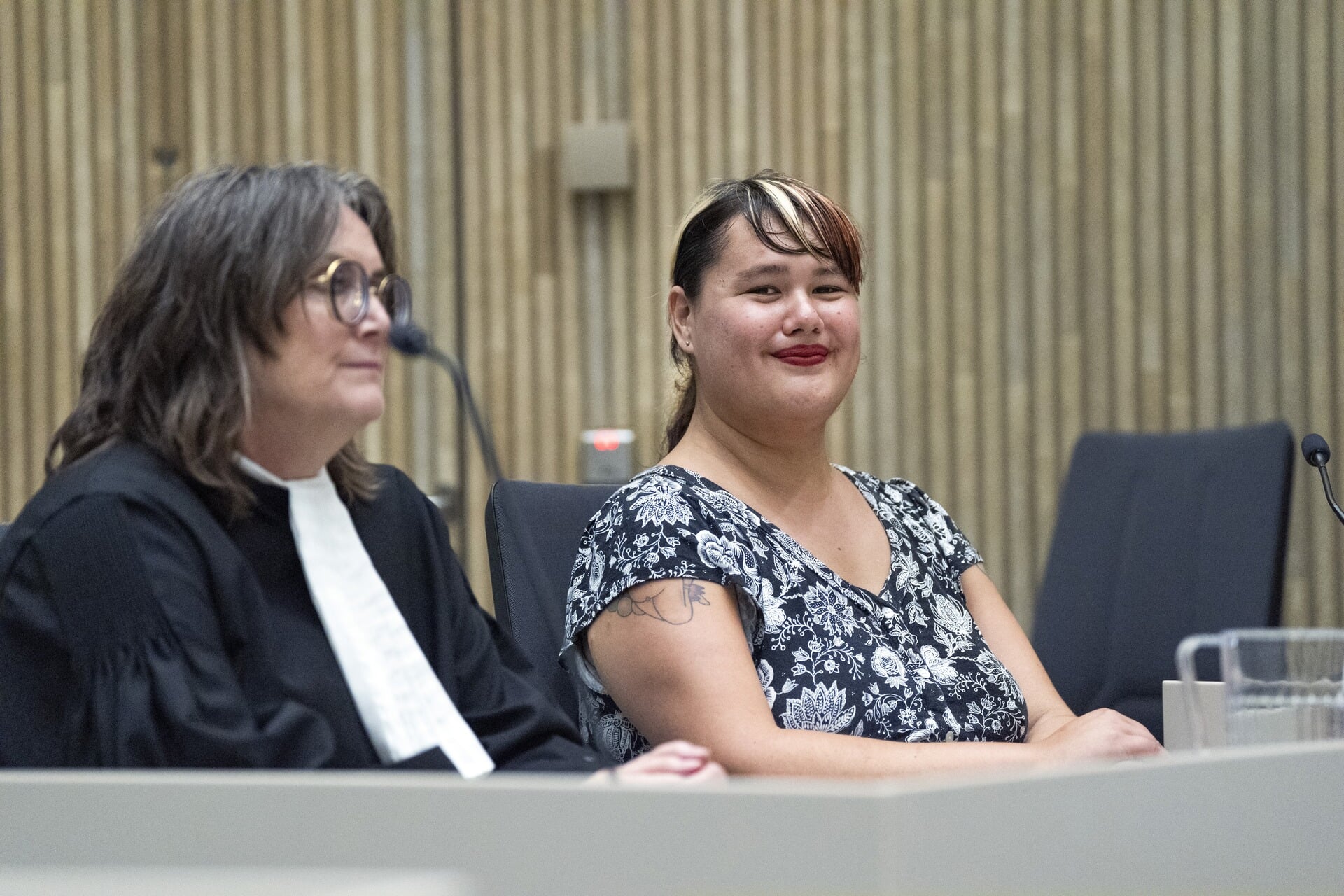 Veronica Clifford-Carlos met haar advocaat Inge Zuidhoek in de rechtbank.