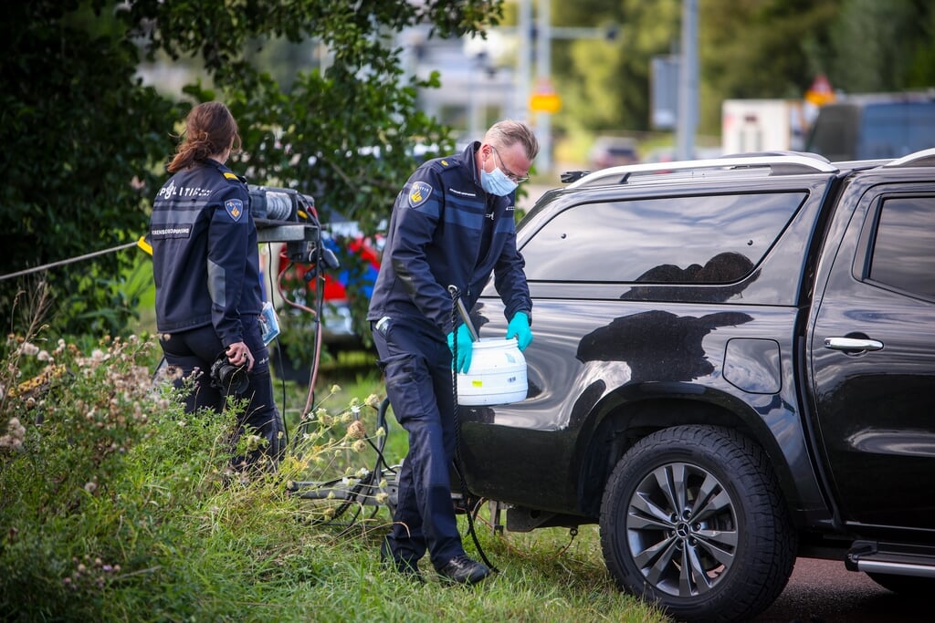 Een dag nadat een 17-jarig meisje overleden werd aangetroffen aan de Holterbergweg in Duivendrecht, is het onderzoek van de politie nog volop in gang. 