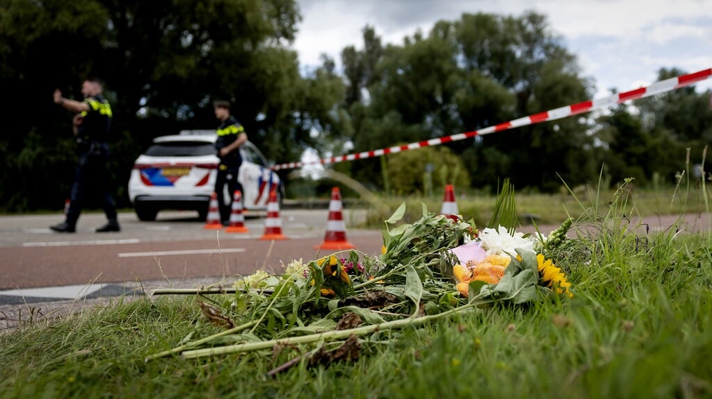 Bloemen ter nagedachtenis aan het meisje van 17 jaar dat dood werd aangetroffen langs een berm in Duivendrecht. 
