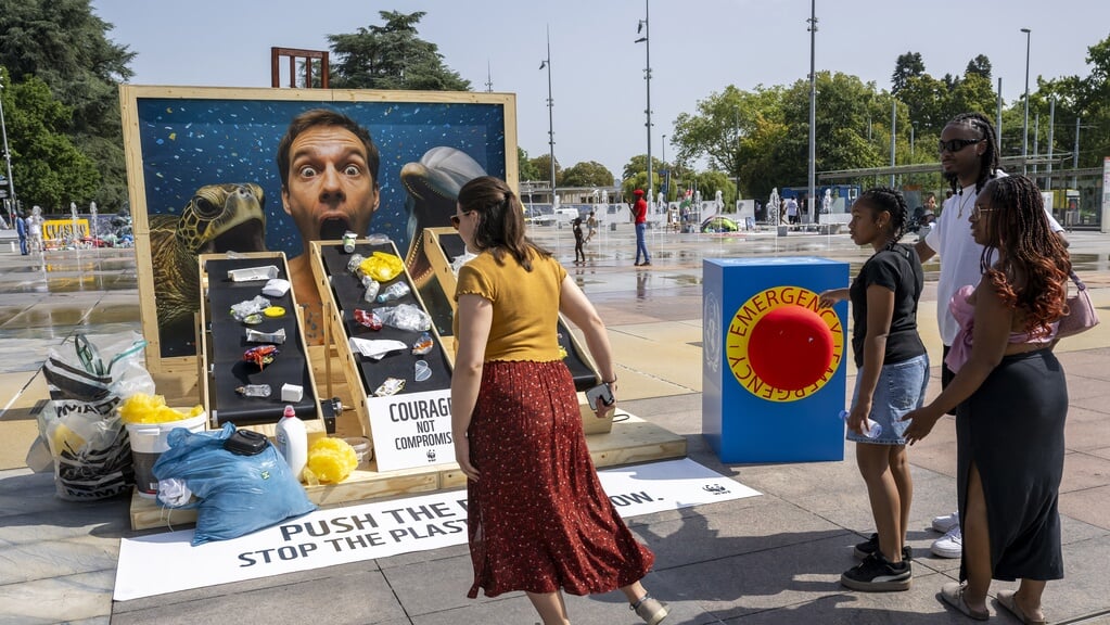 Een actie van het Werelnatuurfonds tegen plastic afval in Geneve, waar tot en met donderdag een VN-top wordt gehouden die als doel heeft afspraken te maken om de plasticvervuiling in te dammen.