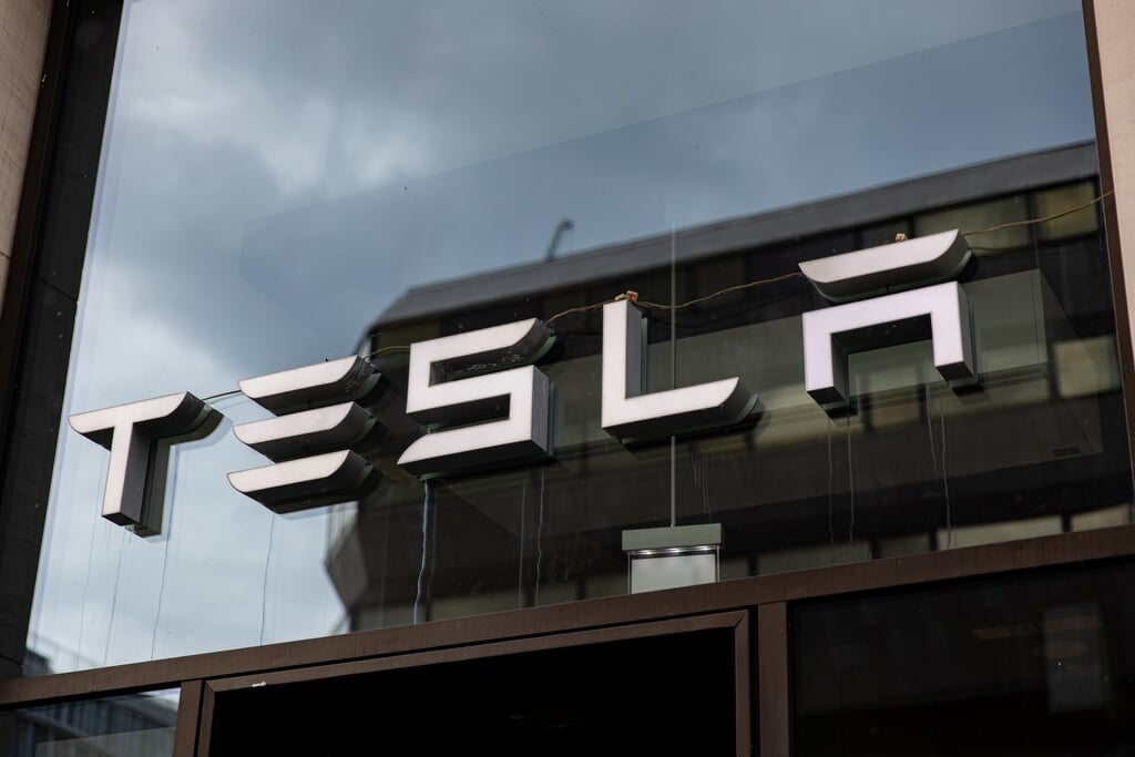 De buitenkant van een Tesla-showroom in Berlijn.