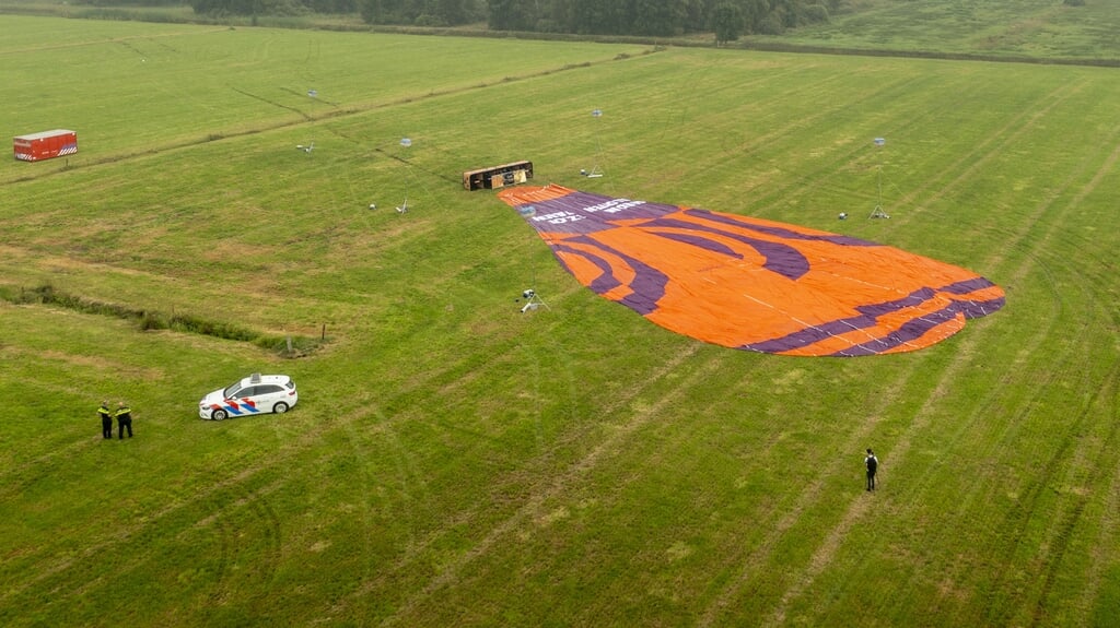 De gestrande ballon, woensdagavond in een weiland bij het Friese dorp De Hoeve.