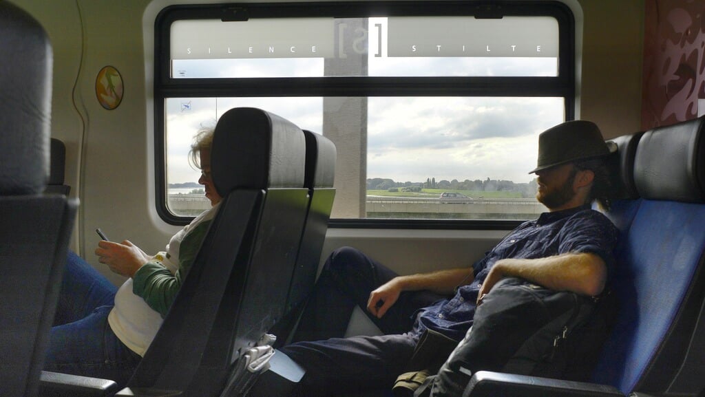 Treinreizigers in een stiltecoupé. ‘Het zou zo fijn zijn als stilteplekken duidelijk aangegeven staan en dat mensen zich daar stil houden.’