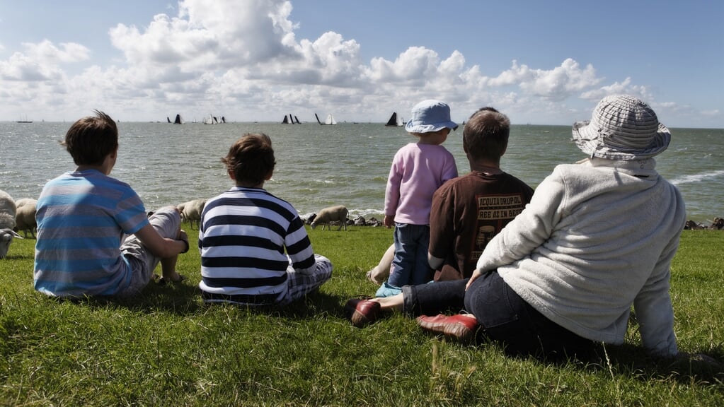 Soms is het wachten op wind, tijdens de Open Friese Kampioenschappen Skûtsjesilen (IKFS). De familie Schettler uit Bonn, die met de boot op vakantie is in Nederland, neemt de tijd.