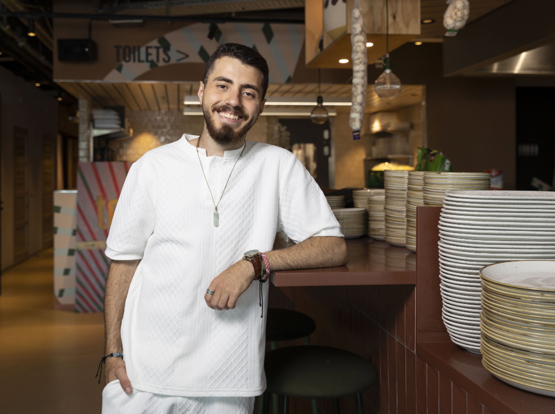 Ali kwam als vluchteling naar Nederland en werkt nu bij restaurant A Beautiful Mess. 'Ik werk in de bediening, achter de bar, in de schoonmaak en als host. Eigenlijk doe ik alles behalve koken. Ik heb het hier zo naar mijn zin.'