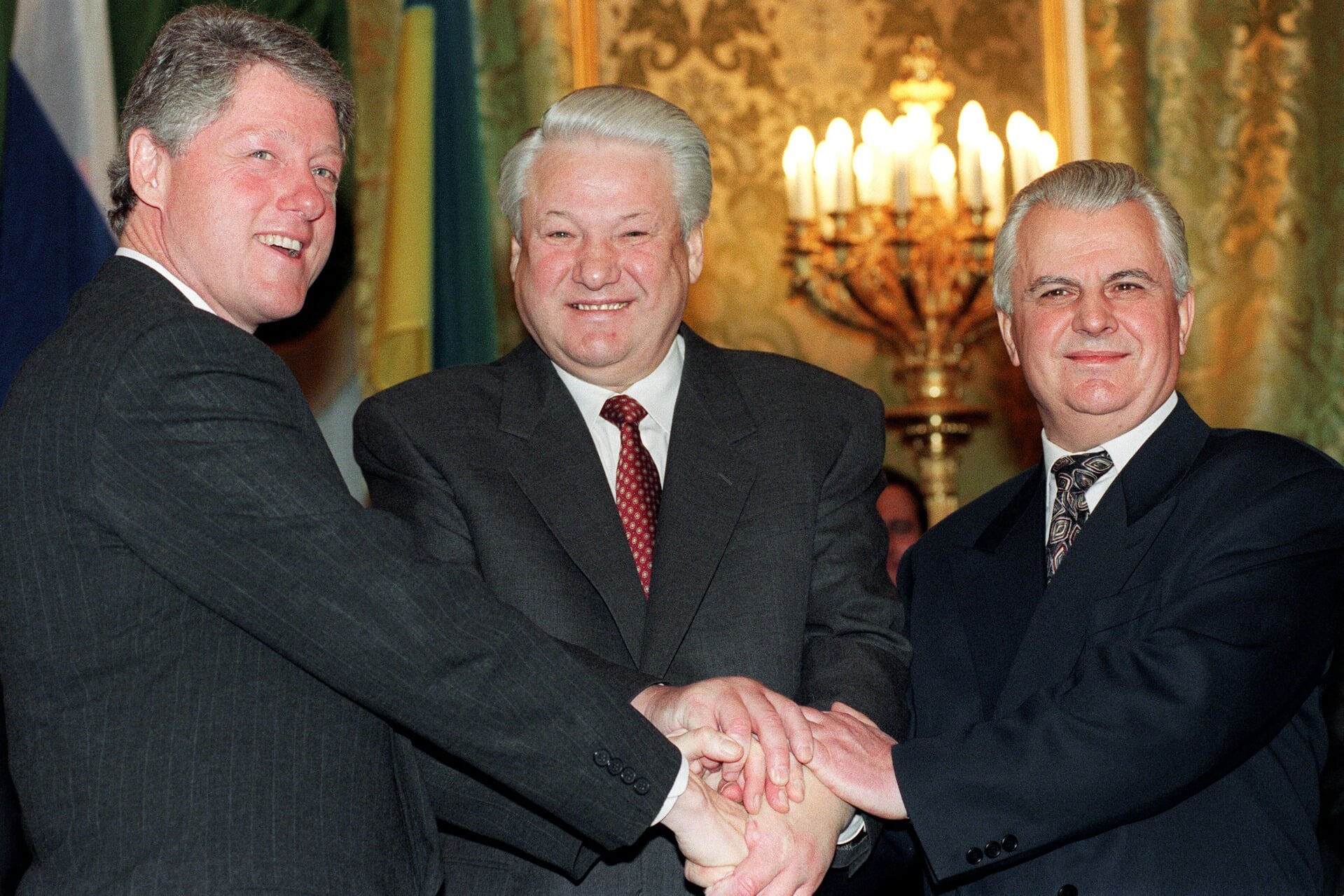 Twintig jaar voordat Rusland het verdrag schond, gingen de presidenten van de VS, Rusland en Oekraïne - Clinton (links), Jeltsin (midden) en Kravtsjoek (rechts) - gezamenlijk op de foto na het tekenen van het Memorandum van Boedapest in 1994.