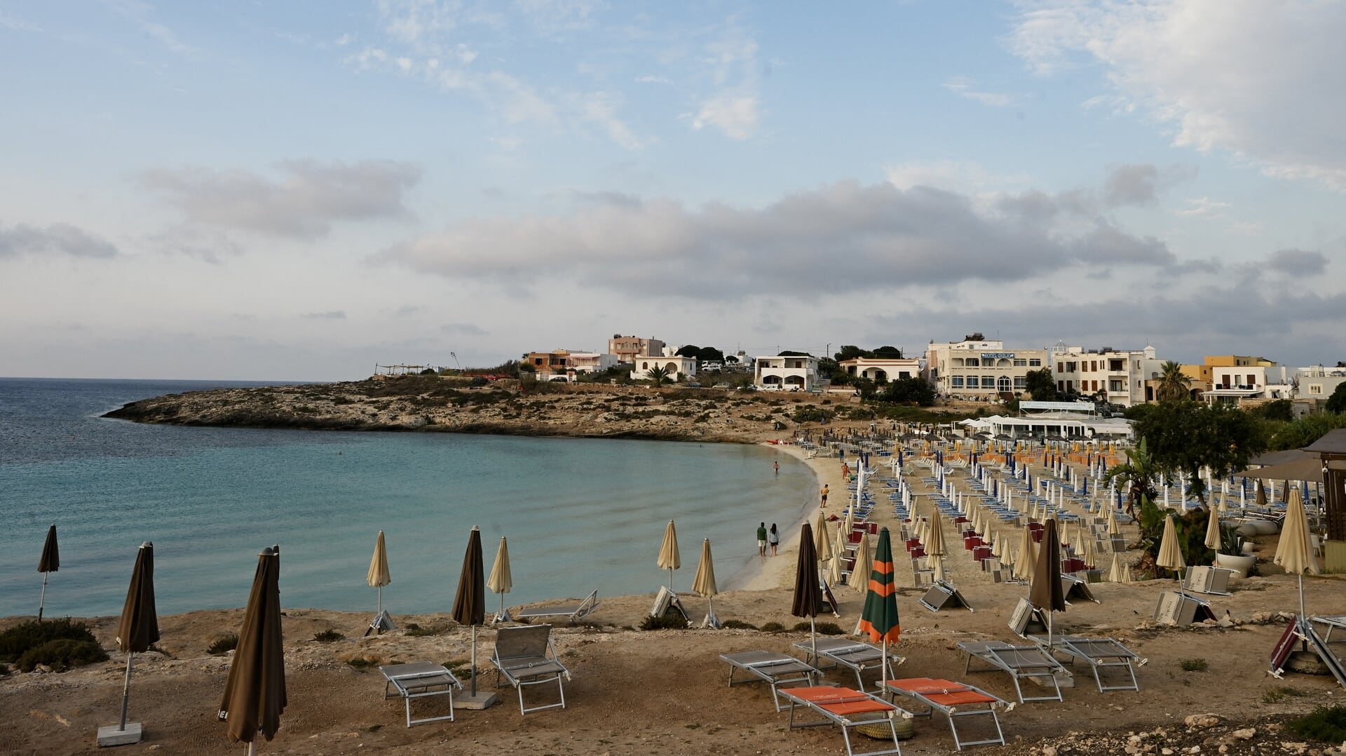 Ligstoelen en gesloten parasols op een strand in Lampedusa, Zuid-Italië, deze maand.
