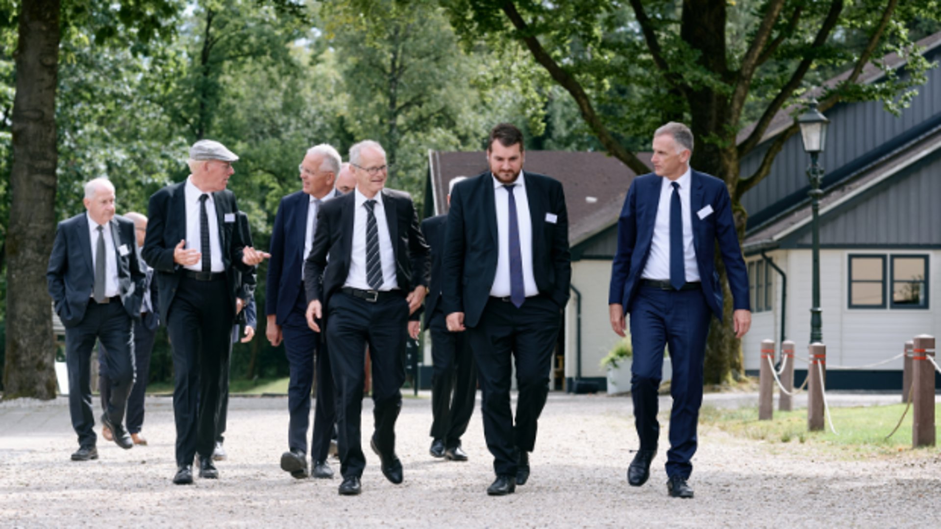 Er wordt gewandeld, bijgepraat en gesproken over theologische boeken.
