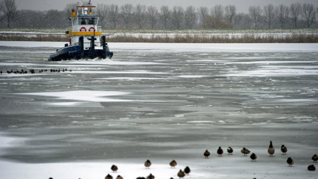 Als de Golfstroom stilvalt, rukt zee-ijs in de winter op van enkel rond de Noordpool naar grote delen van de Noordzee. Foto: een ijsbreker houdt de haven van Lemmer bevaarbaar tijdens een vorstperiode in december 2010.