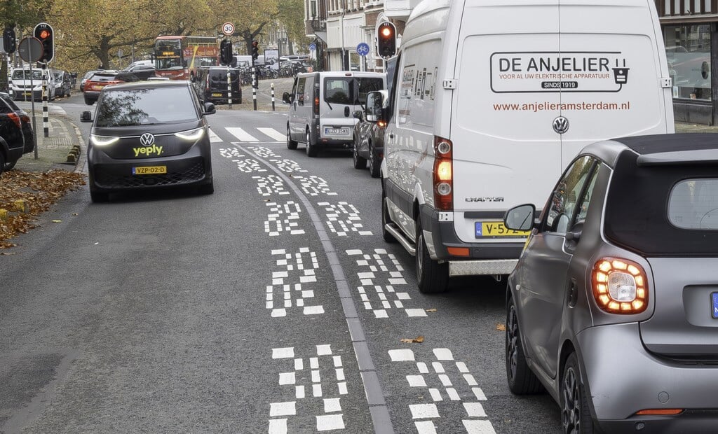  Behalve verkeersborden waarschuwen nu ook tekens op de weg dat je in Amsterdam in een 30 km/per uur zone rijdt.