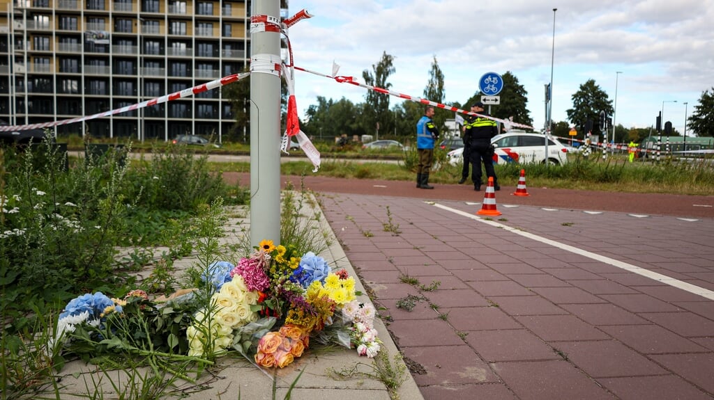 Een dag nadat een 17-jarig meisje overleden werd aangetroffen aan de Holterbergweg in Duivendrecht, is het onderzoek van de politie nog volop in gang. Rondom de afzetting zijn al bloemen neergelegd.