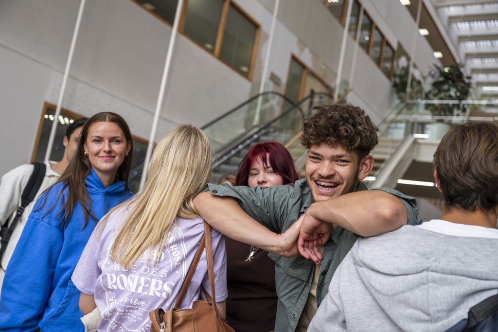 Jongeren zijn tegenwoordig verhoudingsgewijs minder gelukkig dan vroeger.Bron 