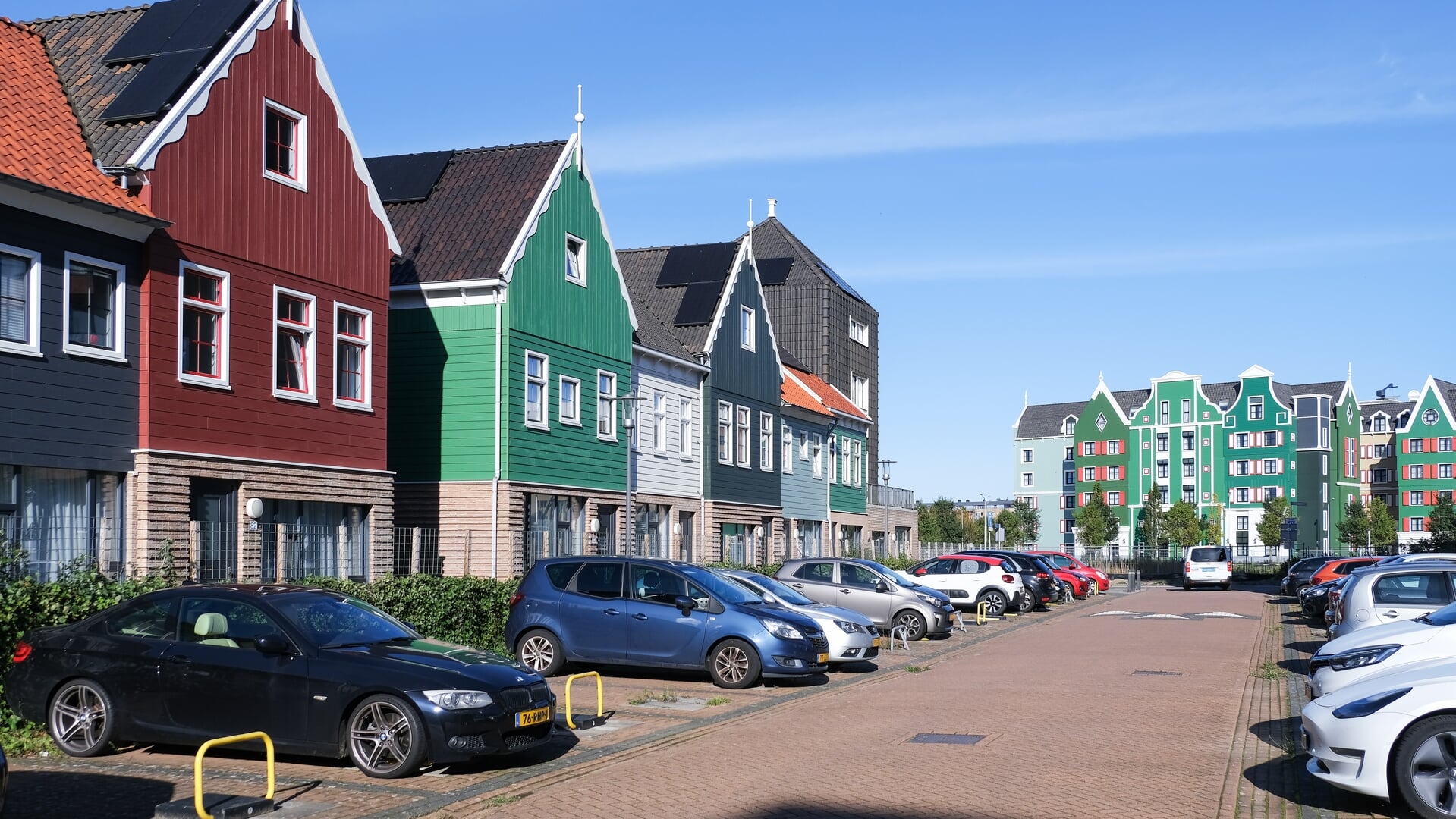 Geparkeerde auto's in een woonwijk in Zaandam. ‘Veel mensen worden min of meer gedwongen om een auto aan te schaffen.'