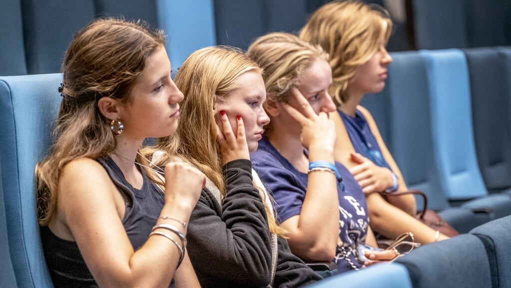Beginnende studenten luisteren tijdens de introductieweek in Utrecht naar een voordracht van ABN Amro over omgaan met financiën.