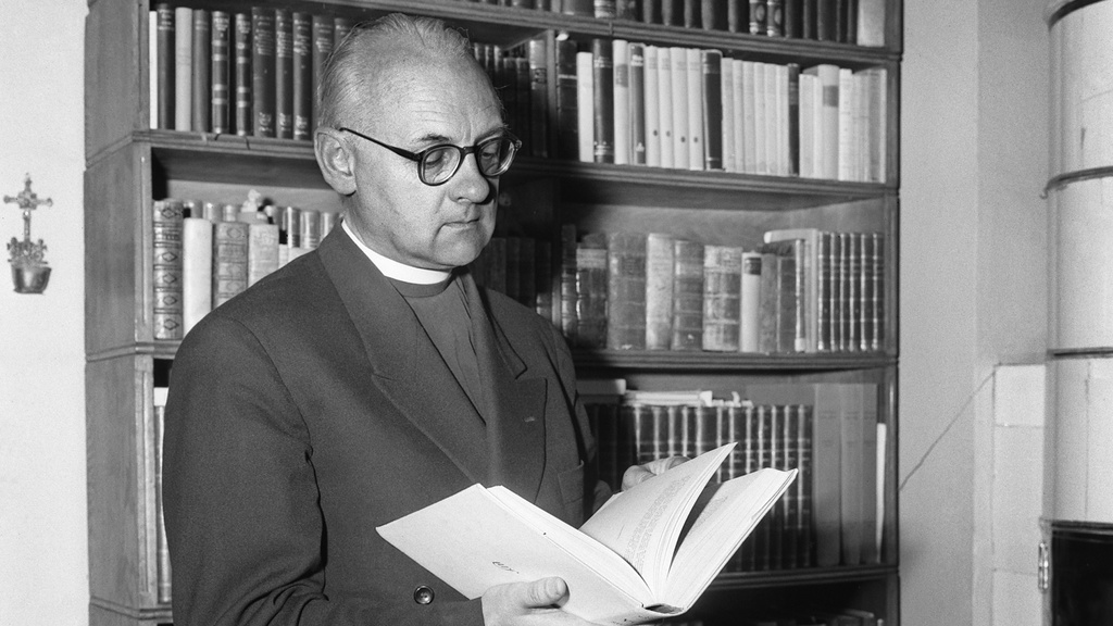 Hans Urs von Balthasar (1905-1988) in 1965. Hij trad in bij de jezuïeten, trad er ook weer uit, bleef toch zijn leven lang priester en werd op het nippertje geen kardinaal.