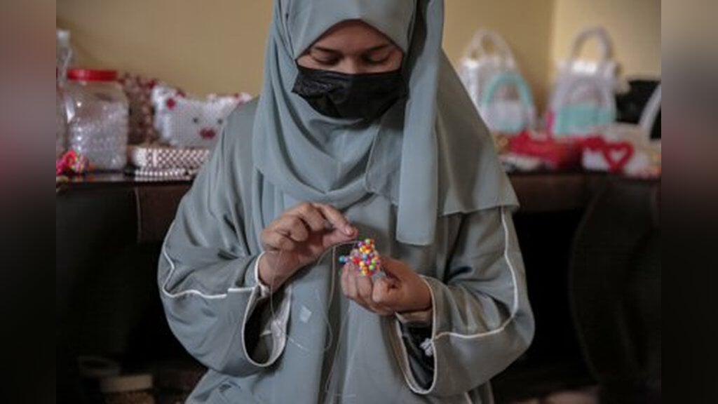 De 14-jarige Hayde Shafaq uit Kabul begon na het schoolverbod voor meisjes een bedrijfje in armbandjes en tasjes van kralen.