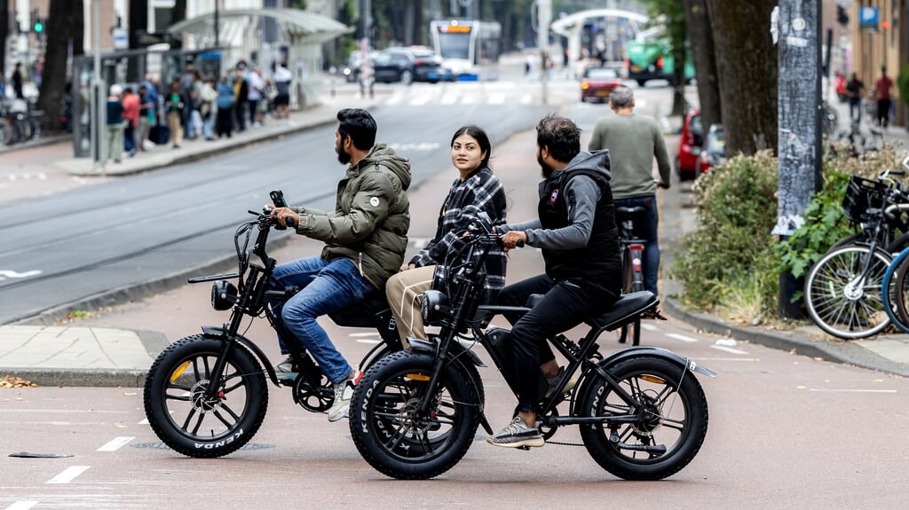 Het kabinet wil een helmplicht tot 18 jaar voor fatbikes en elektrische fietsen.