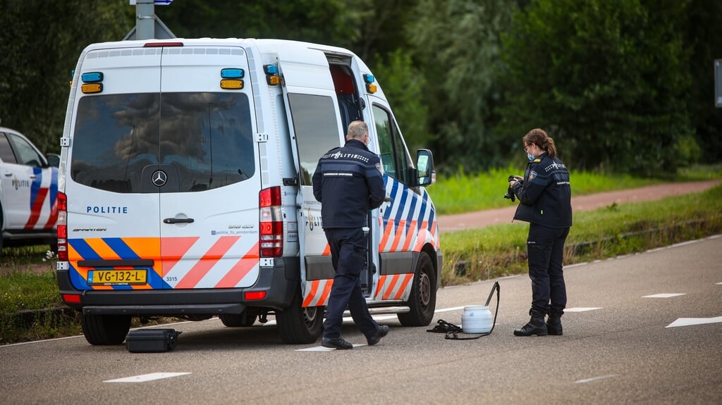 Een dag nadat een 17-jarig meisje overleden werd aangetroffen aan de Holterbergweg in Duivendrecht, is het onderzoek van de politie nog volop in gang. 