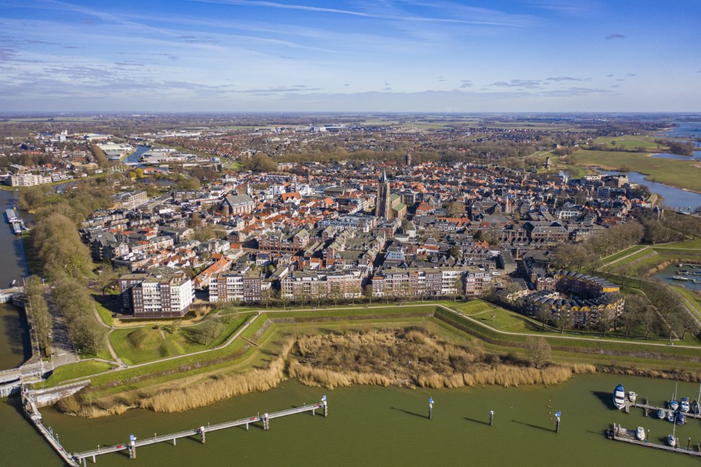  Kenmerkende historische verdedigingswerken zijn nu vaak groene wandelpaden zijn geworden.