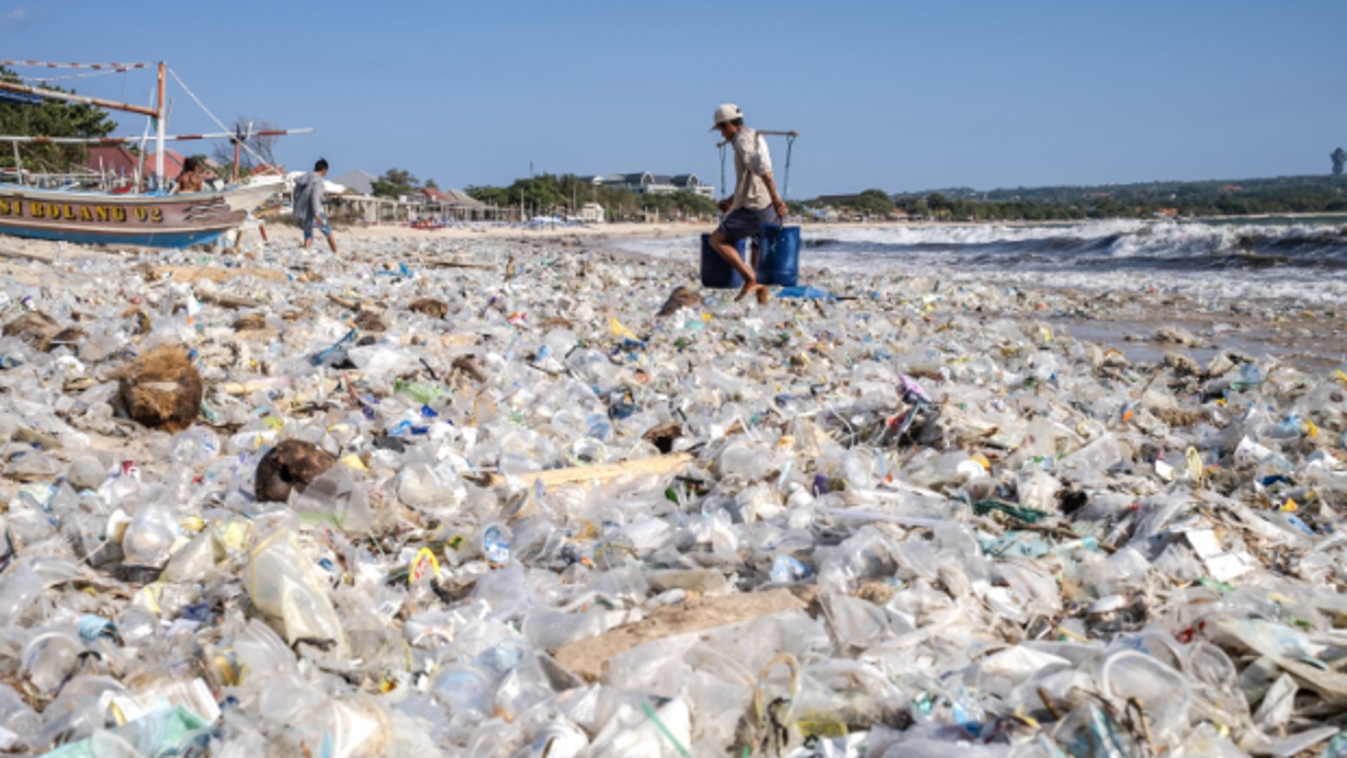 Een strand op Bali vol met plastic afval.